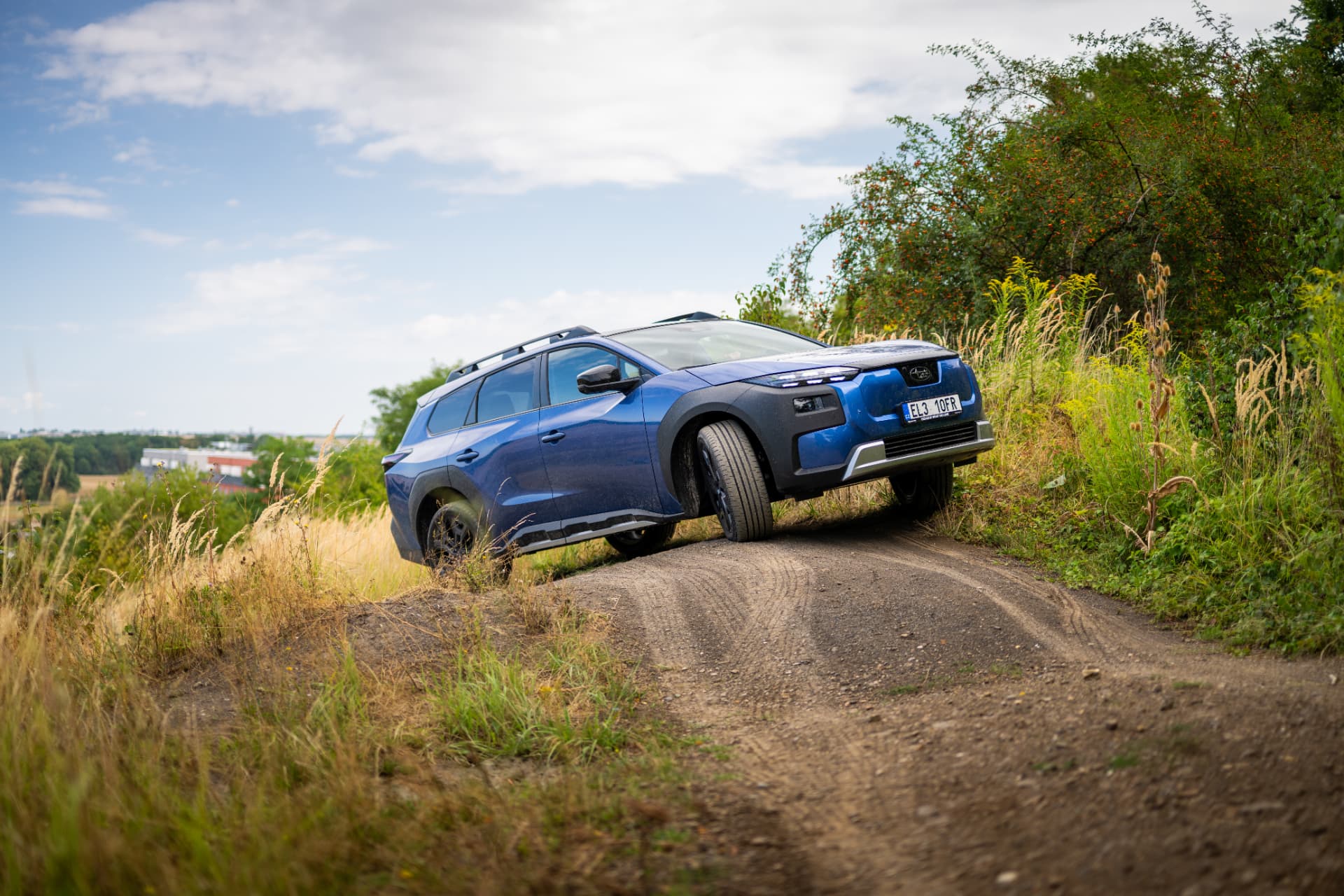 Subaru E-Outback na polní cestě