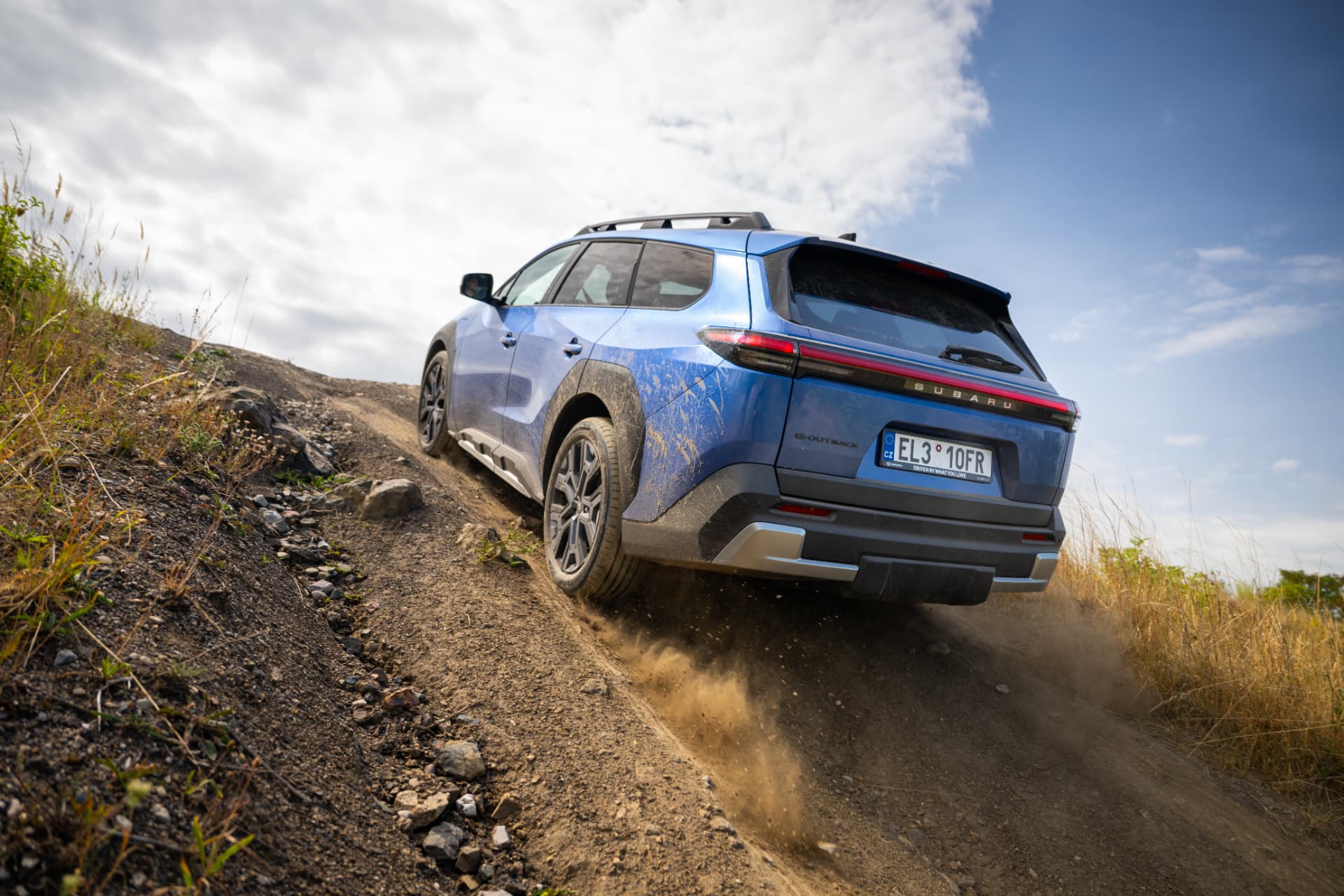 E-Outback sjíždí prašnou stráň